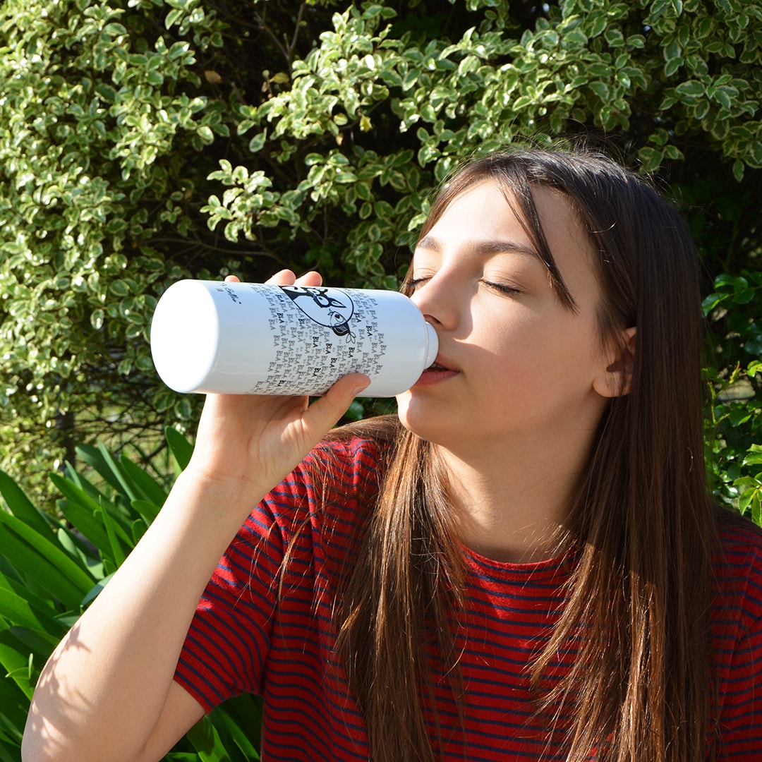 Ragazza-beve-borraccia-mybottles-argento-puro